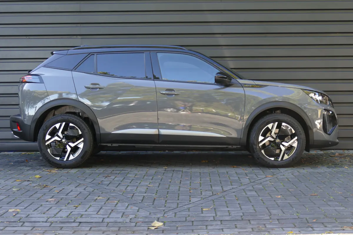 GT / ALCANTARA/ MASSAGESTOEL/ STOELVERWARMING/ 8 JAAR GARANTIE/ CAMERA V+A/ KEYLESS/ FULL-LED/ NAVI/ CLIMA/ PDC/ BLUETOOTH/ ADAPT. CRUISECONTROL/ 1E EIGENAAR/ SCHITTERENDE STAAT !!