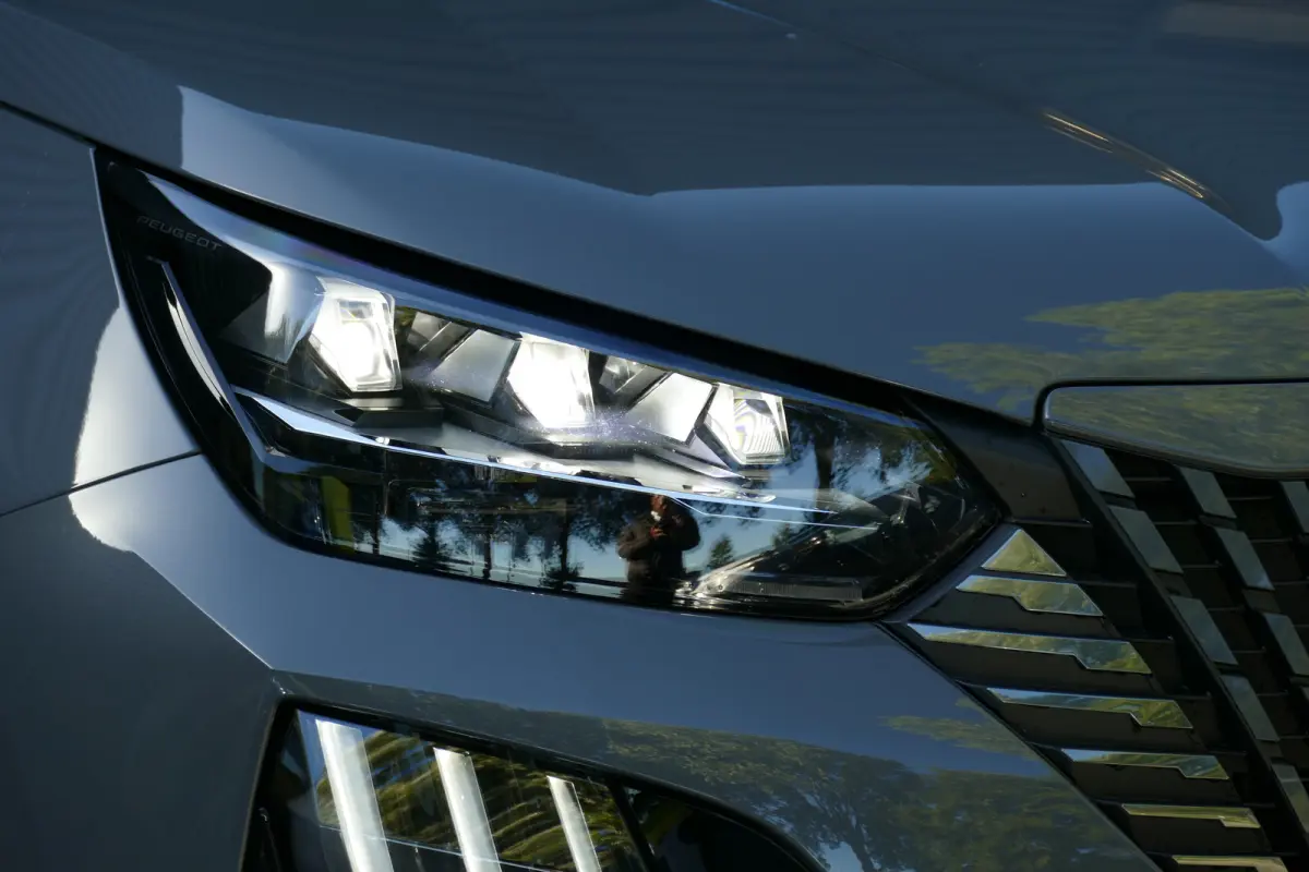 GT, (2025-H0) / ALCANTARA/ MASSAGESTOEL/ STOELVERWARMING/ 8 JAAR GARANTIE/ CAMERA V+A/ KEYLESS/ FULL-LED/ NAVI/ CLIMA/ PDC/ BLUETOOTH/ ADAPT. CRUISECONTROL/ 1E EIGENAAR/ SCHITTERENDE STAAT !