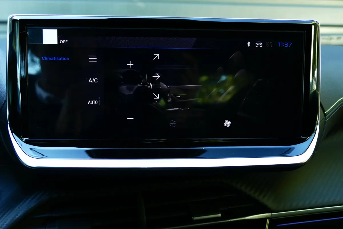 GT / ALCANTARA/ MASSAGESTOEL/ STOELVERWARMING/ 8 JAAR GARANTIE/ CAMERA V+A/ KEYLESS/ FULL-LED/ NAVI/ CLIMA/ PDC/ BLUETOOTH/ ADAPT. CRUISECONTROL/ 1E EIGENAAR/ SCHITTERENDE STAAT !!
