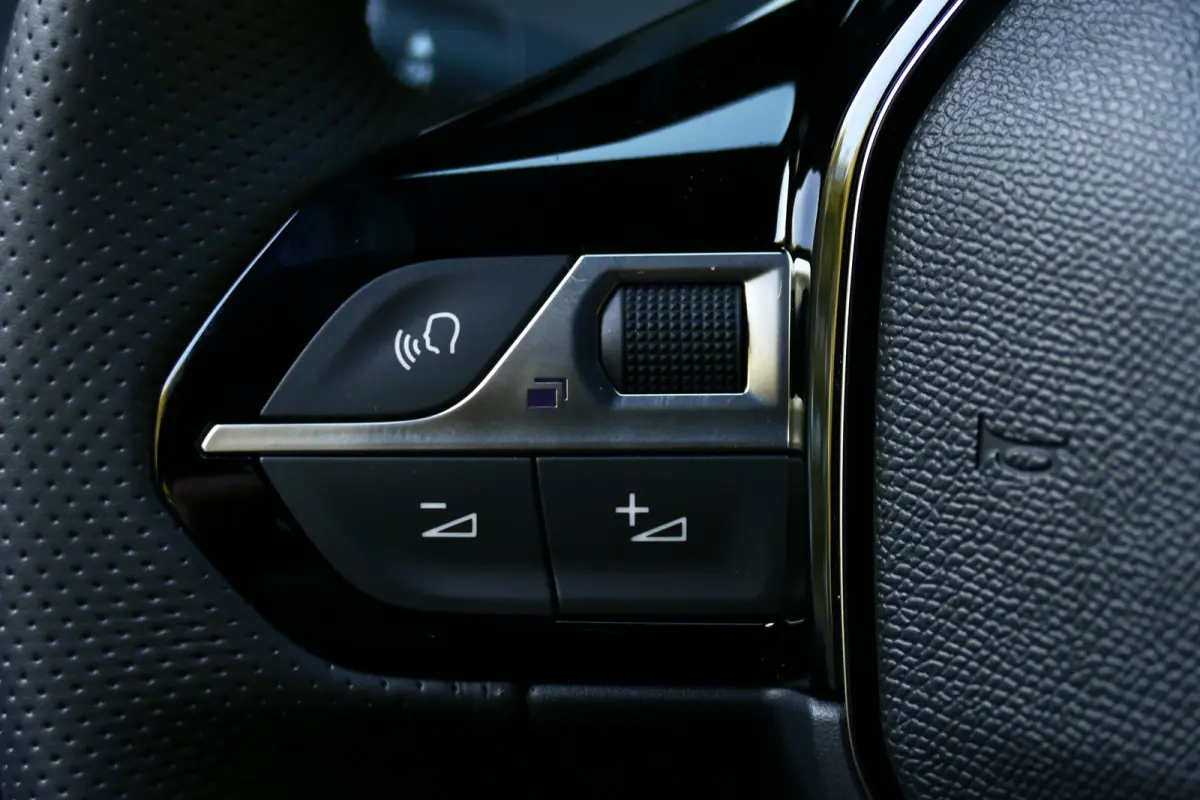 GT, (2025-H0) / ALCANTARA/ MASSAGESTOEL/ STOELVERWARMING/ 8 JAAR GARANTIE/ CAMERA V+A/ KEYLESS/ FULL-LED/ NAVI/ CLIMA/ PDC/ BLUETOOTH/ ADAPT. CRUISECONTROL/ 1E EIGENAAR/ SCHITTERENDE STAAT !