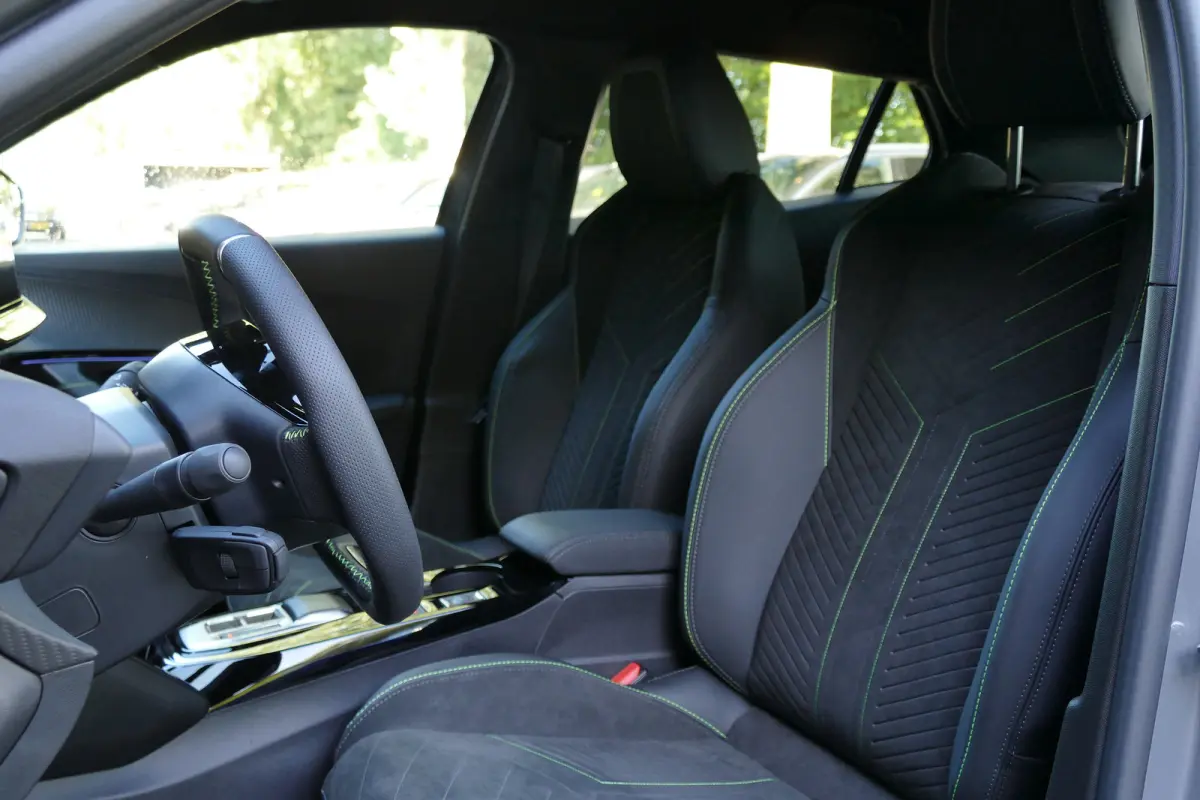 GT, (2025-H0) / ALCANTARA/ MASSAGESTOEL/ STOELVERWARMING/ 8 JAAR GARANTIE/ CAMERA V+A/ KEYLESS/ FULL-LED/ NAVI/ CLIMA/ PDC/ BLUETOOTH/ ADAPT. CRUISECONTROL/ 1E EIGENAAR/ SCHITTERENDE STAAT !