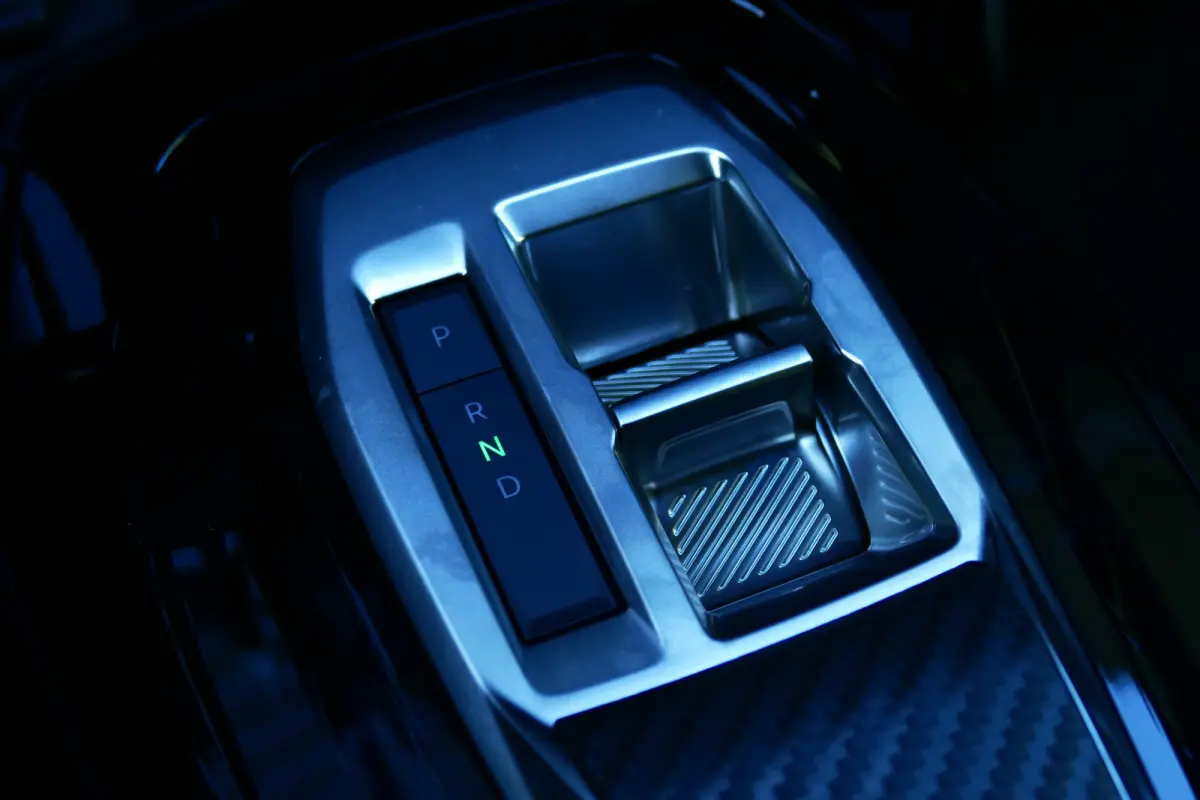 GT / ALCANTARA/ MASSAGESTOEL/ STOELVERWARMING/ 8 JAAR GARANTIE/ CAMERA V+A/ KEYLESS/ FULL-LED/ NAVI/ CLIMA/ PDC/ BLUETOOTH/ ADAPT. CRUISECONTROL/ 1E EIGENAAR/ SCHITTERENDE STAAT !!