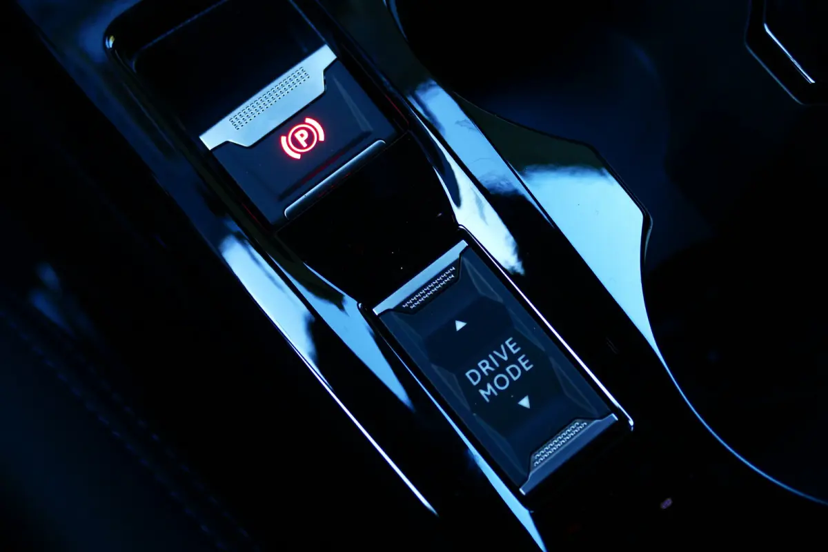 GT / ALCANTARA/ MASSAGESTOEL/ STOELVERWARMING/ 8 JAAR GARANTIE/ CAMERA V+A/ KEYLESS/ FULL-LED/ NAVI/ CLIMA/ PDC/ BLUETOOTH/ ADAPT. CRUISECONTROL/ 1E EIGENAAR/ SCHITTERENDE STAAT !!