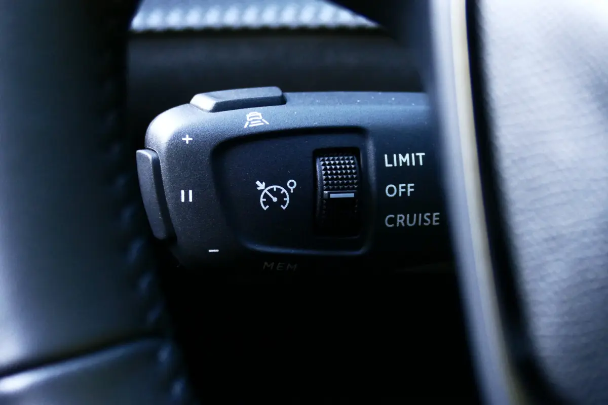 Allure | Active Safety Brake met camera en radar (automatisch noodremsysteem) met Distance Alert (waarschuwing dreigende aanrijding) | Advanced Active Safety Brake met camera en radar | Clim
