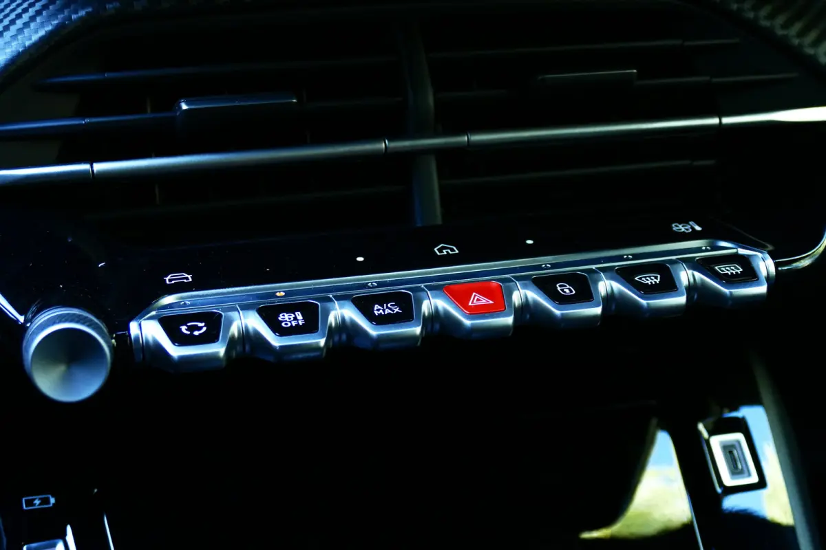 Allure | Active Safety Brake met camera en radar (automatisch noodremsysteem) met Distance Alert (waarschuwing dreigende aanrijding) | Advanced Active Safety Brake met camera en radar | Clim
