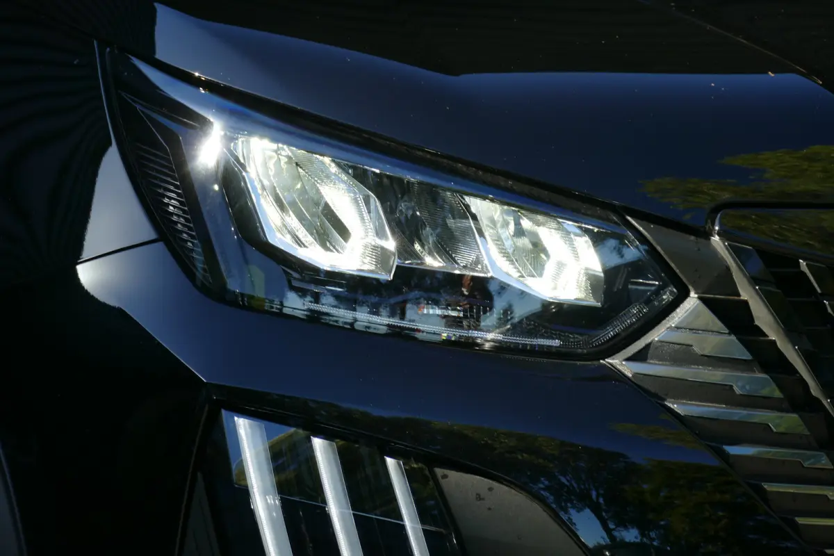 Allure | Active Safety Brake met camera en radar (automatisch noodremsysteem) met Distance Alert (waarschuwing dreigende aanrijding) | Advanced Active Safety Brake met camera en radar | Clim