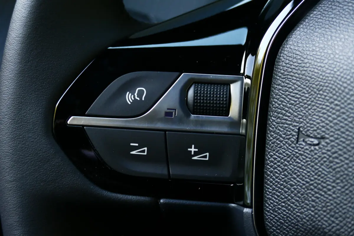 Allure | Active Safety Brake met camera en radar (automatisch noodremsysteem) met Distance Alert (waarschuwing dreigende aanrijding) | Advanced Active Safety Brake met camera en radar | Clim