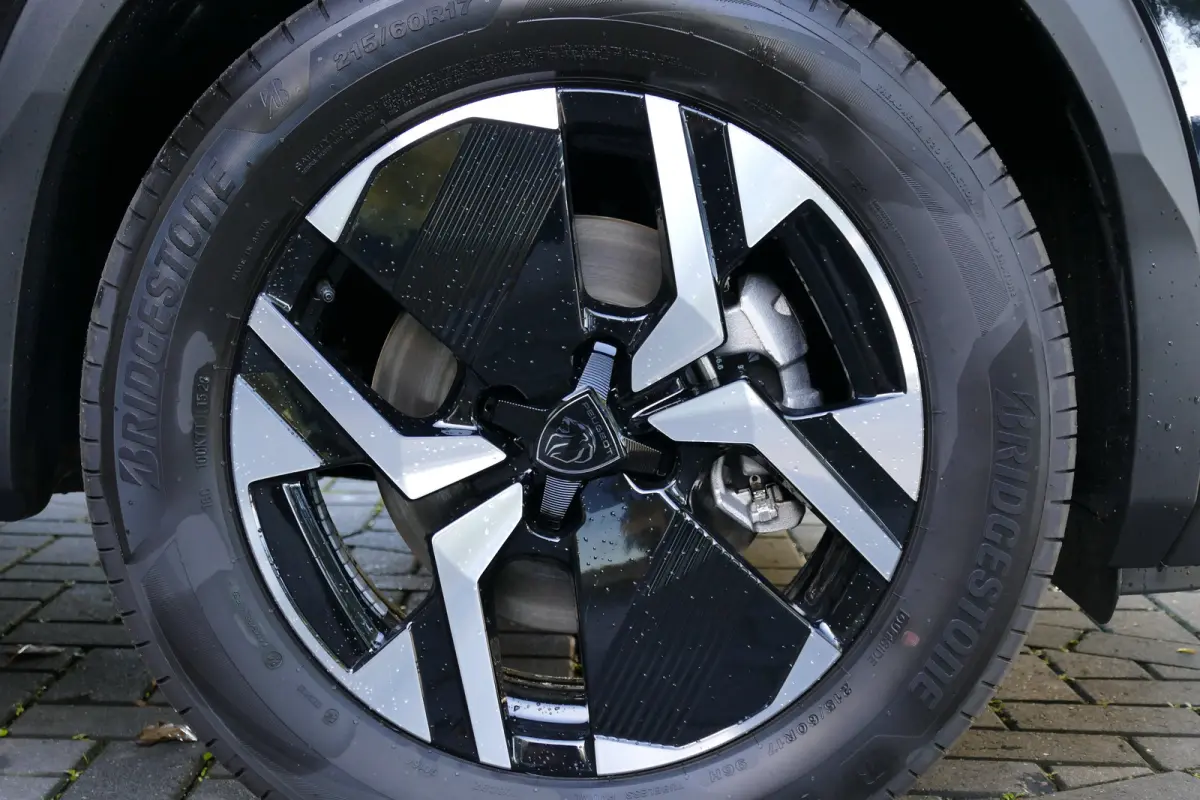 Allure | Active Safety Brake met camera en radar (automatisch noodremsysteem) met Distance Alert (waarschuwing dreigende aanrijding) | Advanced Active Safety Brake met camera en radar | Clim