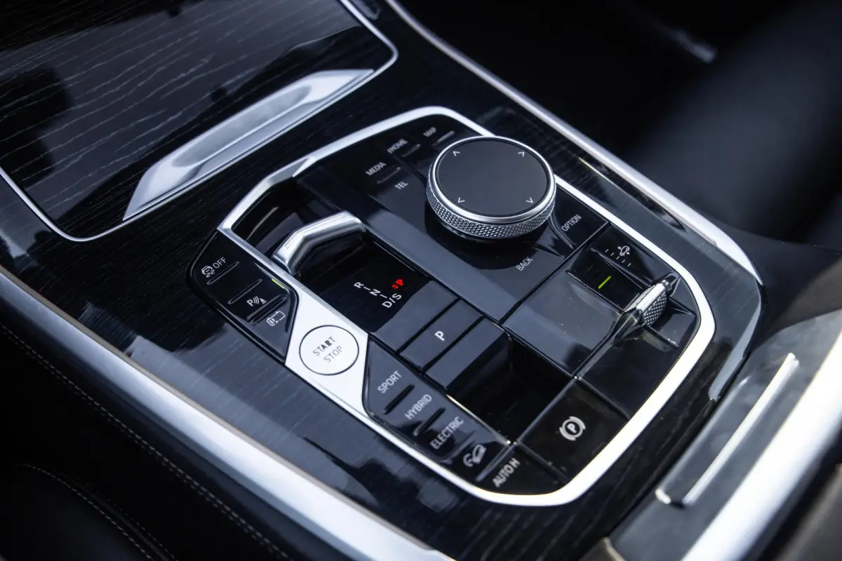 xDrive50e Launch Edition M PAKKET / SKYLOUNCH / TREKHAAK / MAXTON / PANO / HEAD UP / BEKERKOELING / STOEVERWAMRING / DEALER ONDERHOUDEN