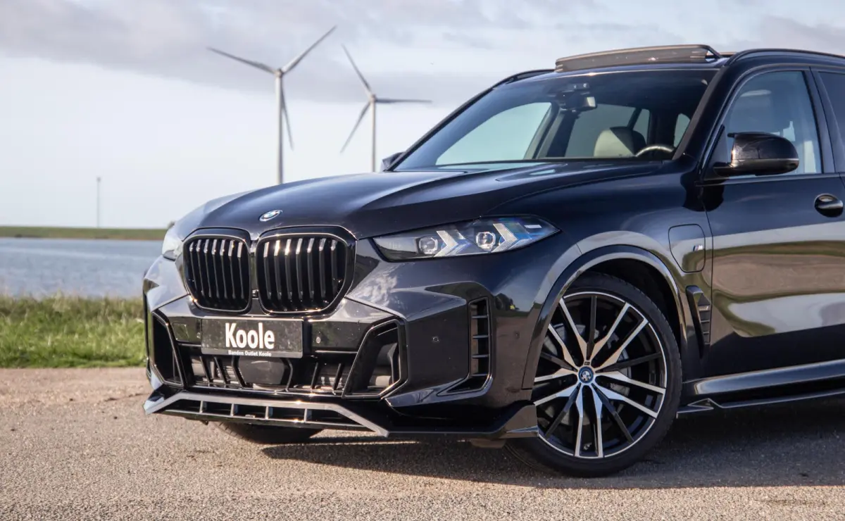 xDrive50e Launch Edition M PAKKET / SKYLOUNCH / TREKHAAK / MAXTON / PANO / HEAD UP / BEKERKOELING / STOEVERWAMRING / DEALER ONDERHOUDEN