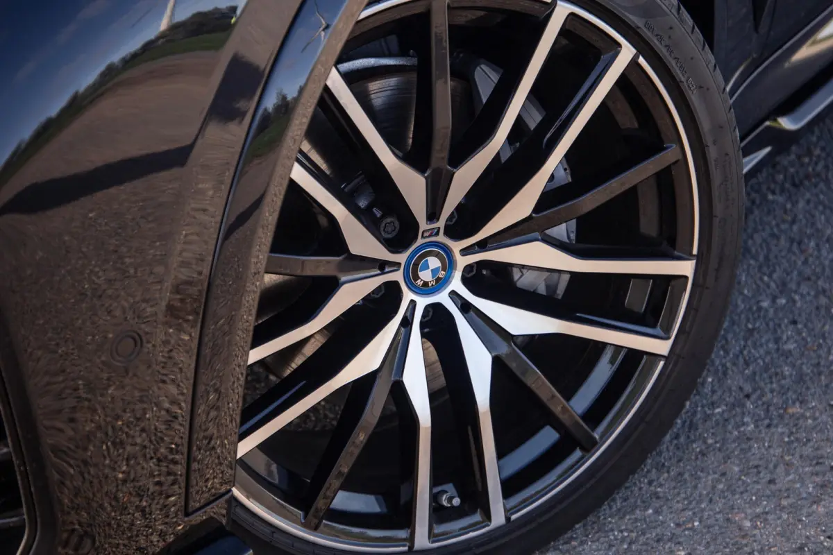 xDrive50e Launch Edition M PAKKET / SKYLOUNCH / TREKHAAK / MAXTON / PANO / HEAD UP / BEKERKOELING / STOEVERWAMRING / DEALER ONDERHOUDEN