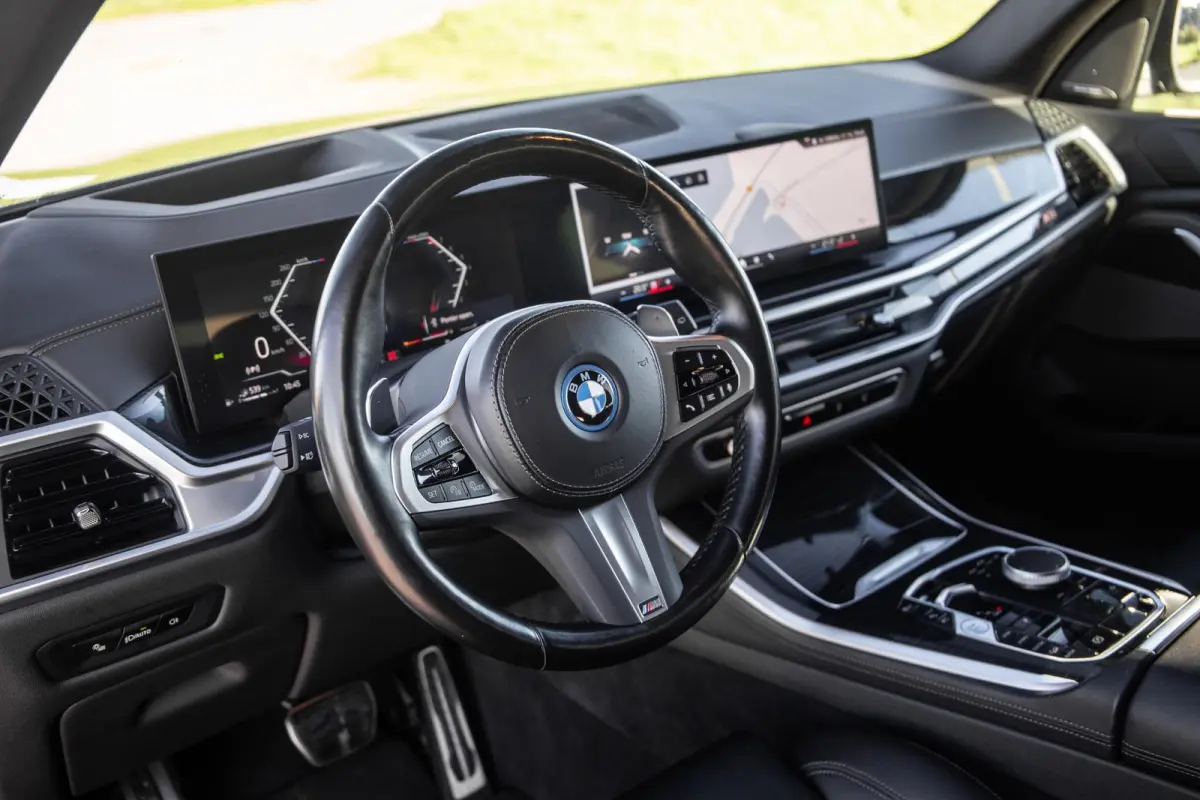 xDrive50e Launch Edition M PAKKET / SKYLOUNCH / TREKHAAK / MAXTON / PANO / HEAD UP / BEKERKOELING / STOEVERWAMRING / DEALER ONDERHOUDEN