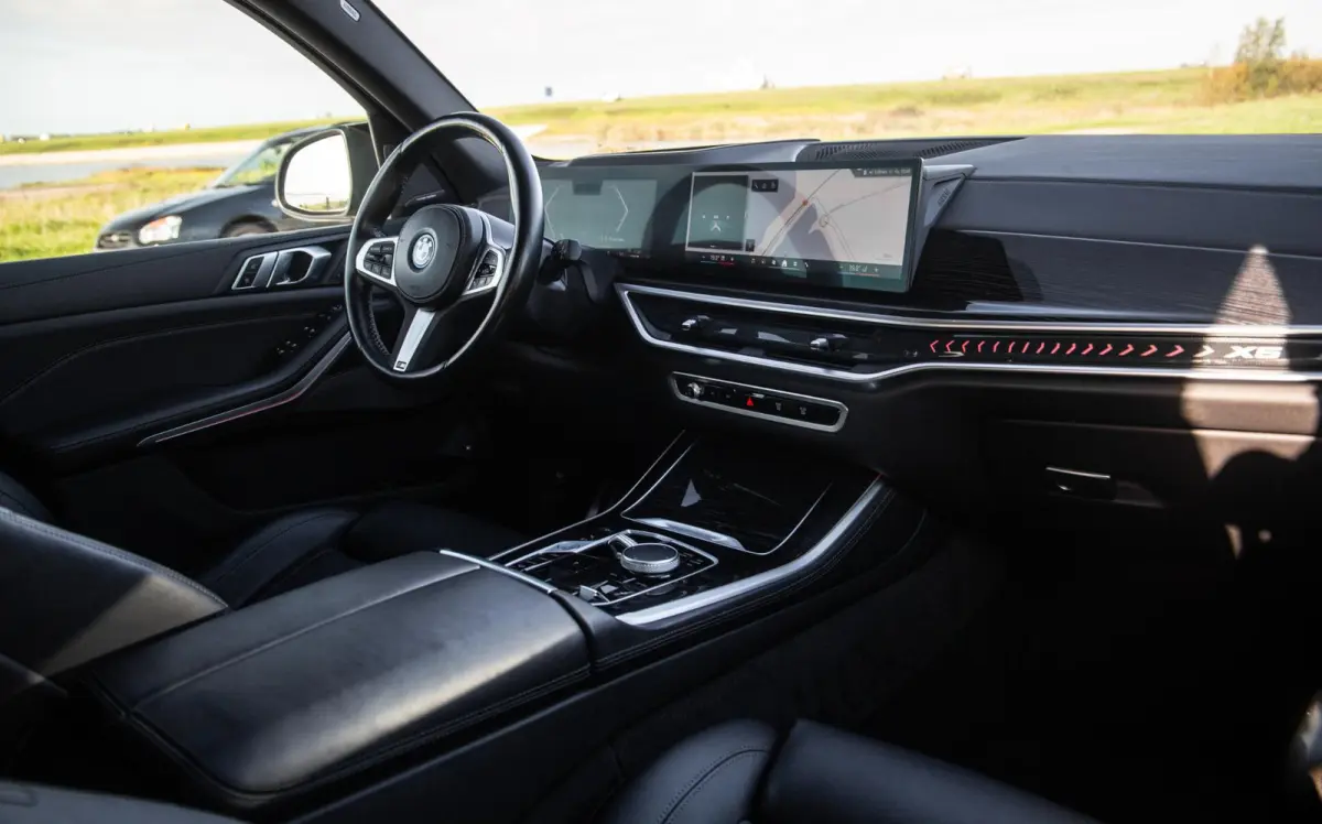 xDrive50e Launch Edition M PAKKET / SKYLOUNCH / TREKHAAK / MAXTON / PANO / HEAD UP / BEKERKOELING / STOEVERWAMRING / DEALER ONDERHOUDEN