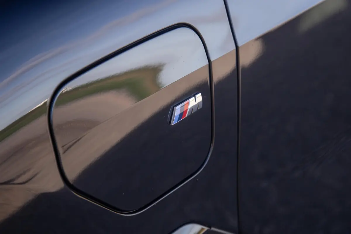 xDrive50e Launch Edition M PAKKET / SKYLOUNCH / TREKHAAK / MAXTON / PANO / HEAD UP / BEKERKOELING / STOEVERWAMRING / DEALER ONDERHOUDEN