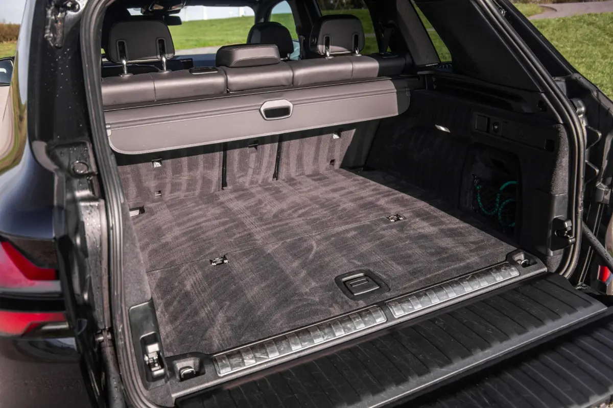 xDrive50e Launch Edition M PAKKET / SKYLOUNCH / TREKHAAK / MAXTON / PANO / HEAD UP / BEKERKOELING / STOEVERWAMRING / DEALER ONDERHOUDEN