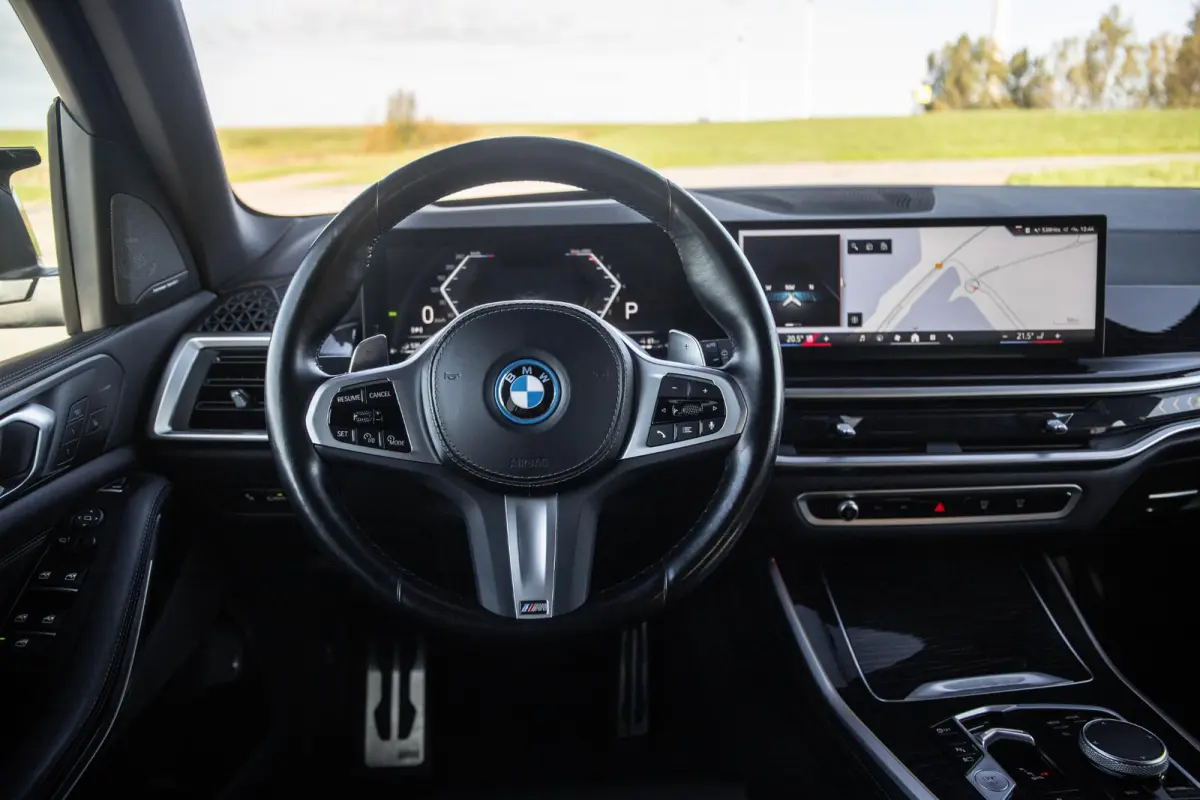 xDrive50e Launch Edition M PAKKET / SKYLOUNCH / TREKHAAK / MAXTON / PANO / HEAD UP / BEKERKOELING / STOEVERWAMRING / DEALER ONDERHOUDEN