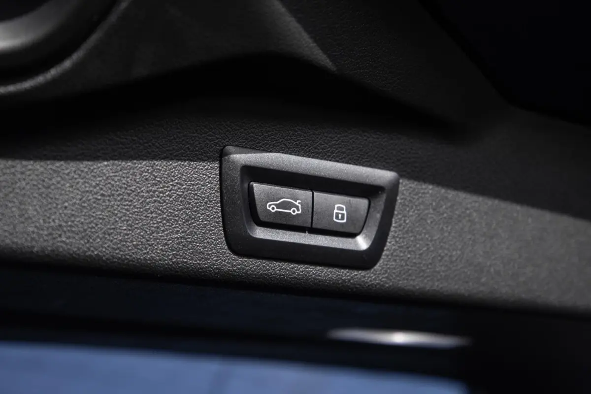 xDrive50e Launch Edition M PAKKET / SKYLOUNCH / TREKHAAK / MAXTON / PANO / HEAD UP / BEKERKOELING / STOEVERWAMRING / DEALER ONDERHOUDEN