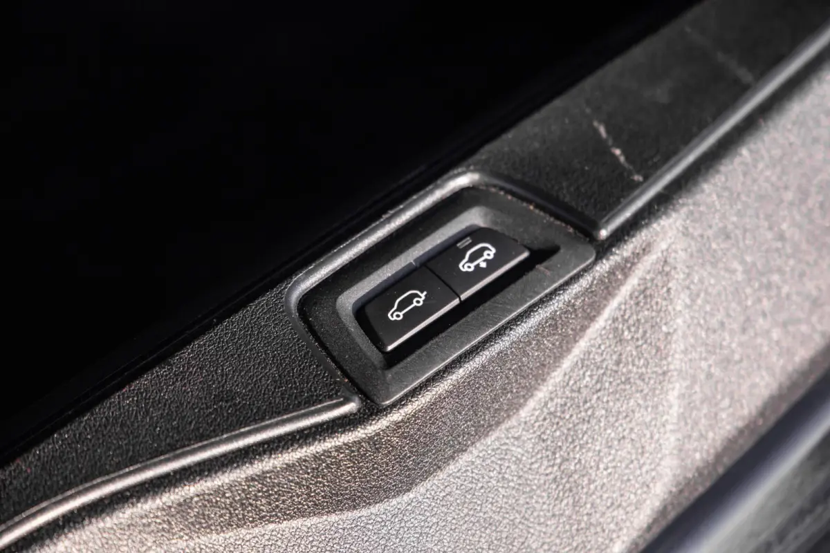 xDrive50e Launch Edition M PAKKET / SKYLOUNCH / TREKHAAK / MAXTON / PANO / HEAD UP / BEKERKOELING / STOEVERWAMRING / DEALER ONDERHOUDEN