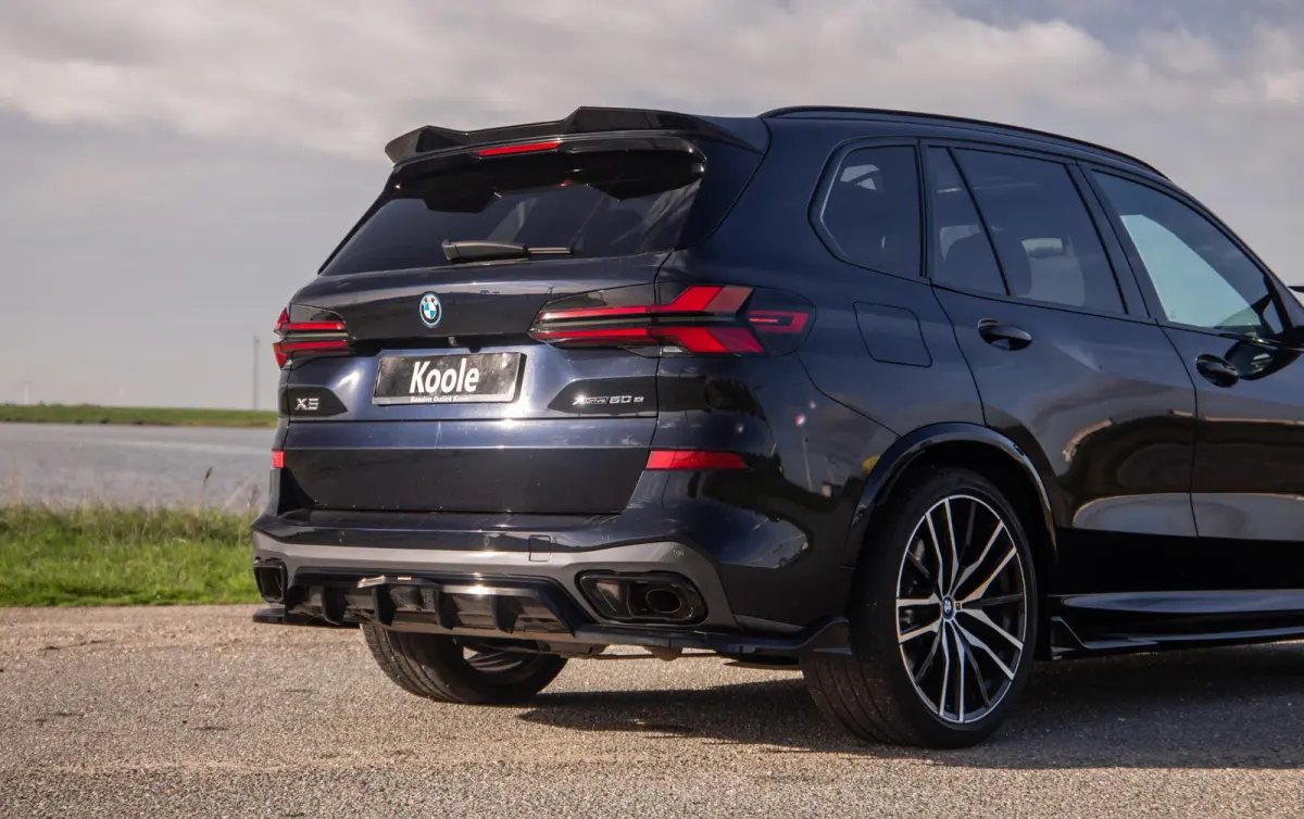 xDrive50e Launch Edition M PAKKET / SKYLOUNCH / TREKHAAK / MAXTON / PANO / HEAD UP / BEKERKOELING / STOEVERWAMRING / DEALER ONDERHOUDEN