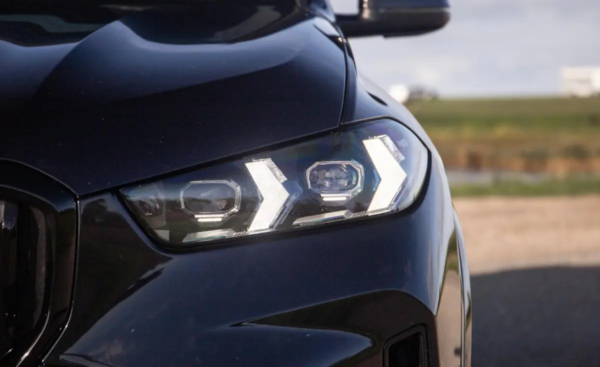 xDrive50e Launch Edition M PAKKET / SKYLOUNCH / TREKHAAK / MAXTON / PANO / HEAD UP / BEKERKOELING / STOEVERWAMRING / DEALER ONDERHOUDEN