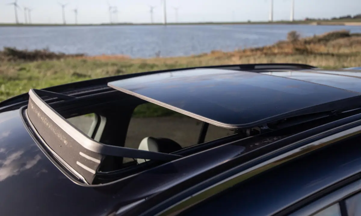 xDrive50e Launch Edition M PAKKET / SKYLOUNCH / TREKHAAK / MAXTON / PANO / HEAD UP / BEKERKOELING / STOEVERWAMRING / DEALER ONDERHOUDEN