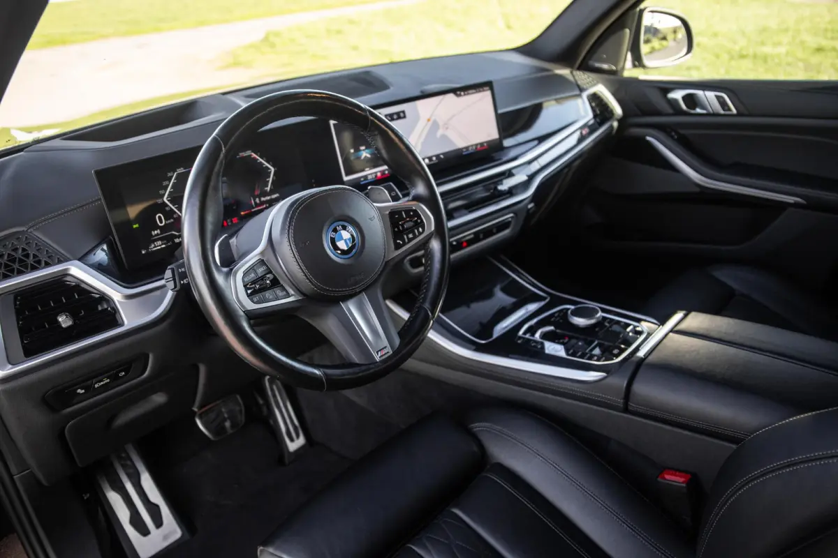 xDrive50e Launch Edition M PAKKET / SKYLOUNCH / TREKHAAK / MAXTON / PANO / HEAD UP / BEKERKOELING / STOEVERWAMRING / DEALER ONDERHOUDEN