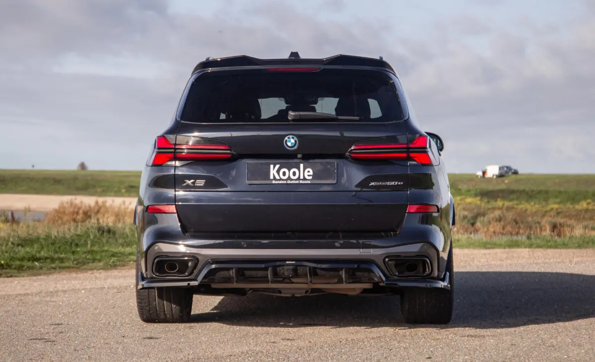 xDrive50e Launch Edition M PAKKET / SKYLOUNCH / TREKHAAK / MAXTON / PANO / HEAD UP / BEKERKOELING / STOEVERWAMRING / DEALER ONDERHOUDEN
