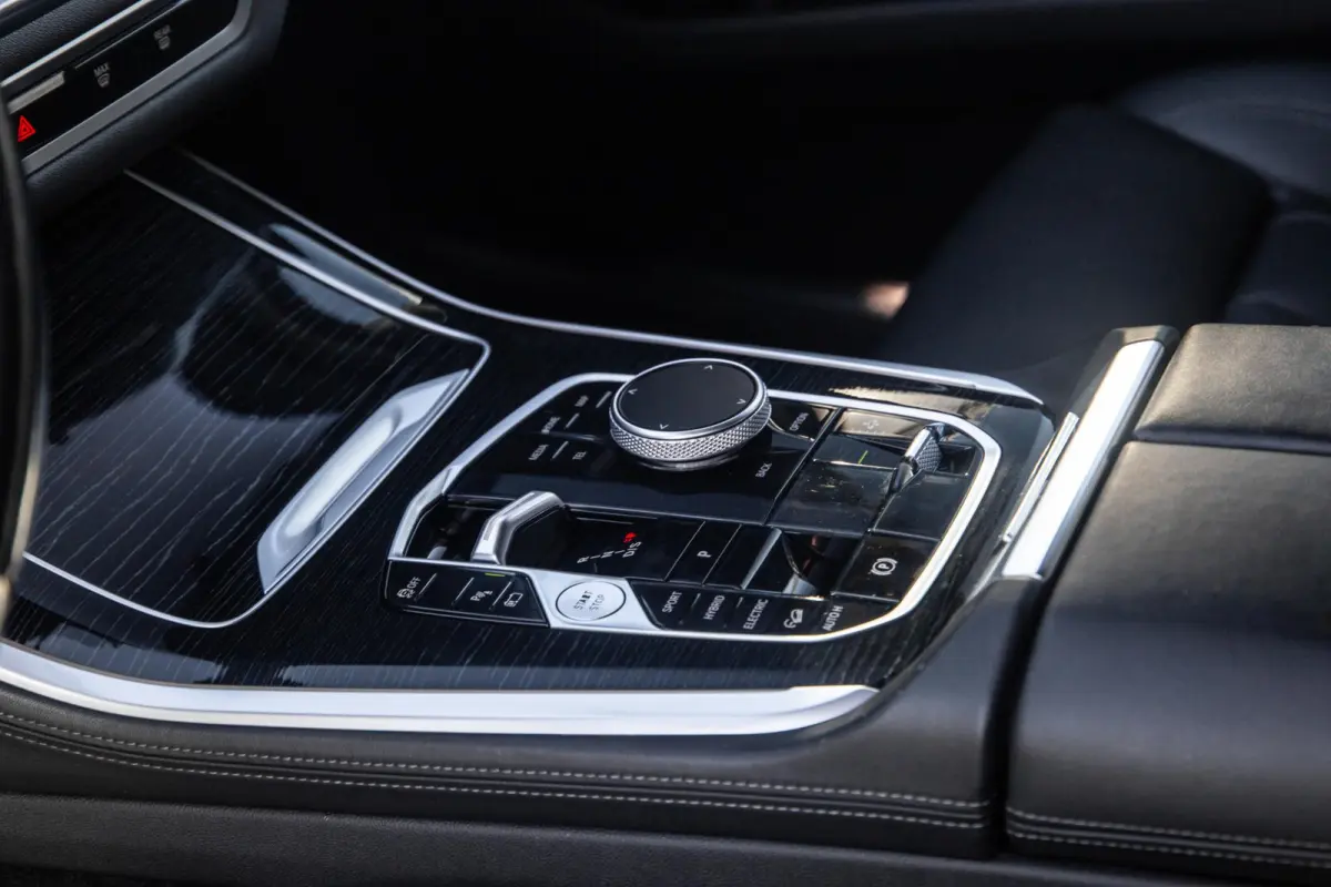 xDrive50e Launch Edition M PAKKET / SKYLOUNCH / TREKHAAK / MAXTON / PANO / HEAD UP / BEKERKOELING / STOEVERWAMRING / DEALER ONDERHOUDEN