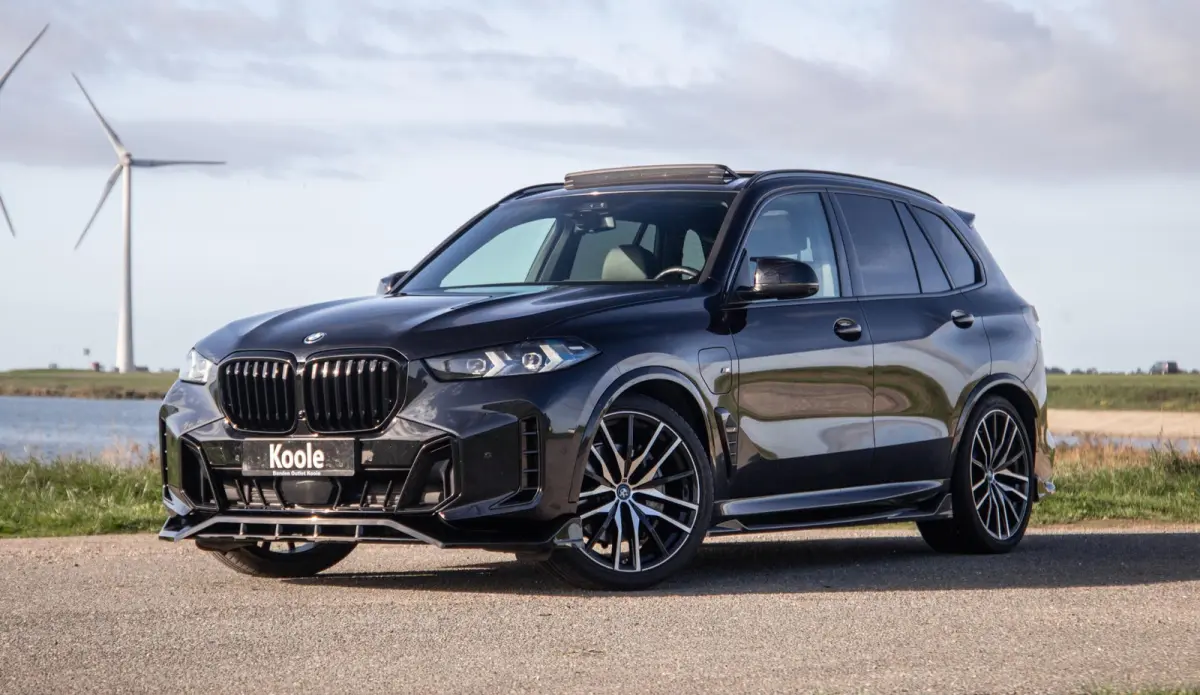 xDrive50e Launch Edition M PAKKET / SKYLOUNCH / TREKHAAK / MAXTON / PANO / HEAD UP / BEKERKOELING / STOEVERWAMRING / DEALER ONDERHOUDEN
