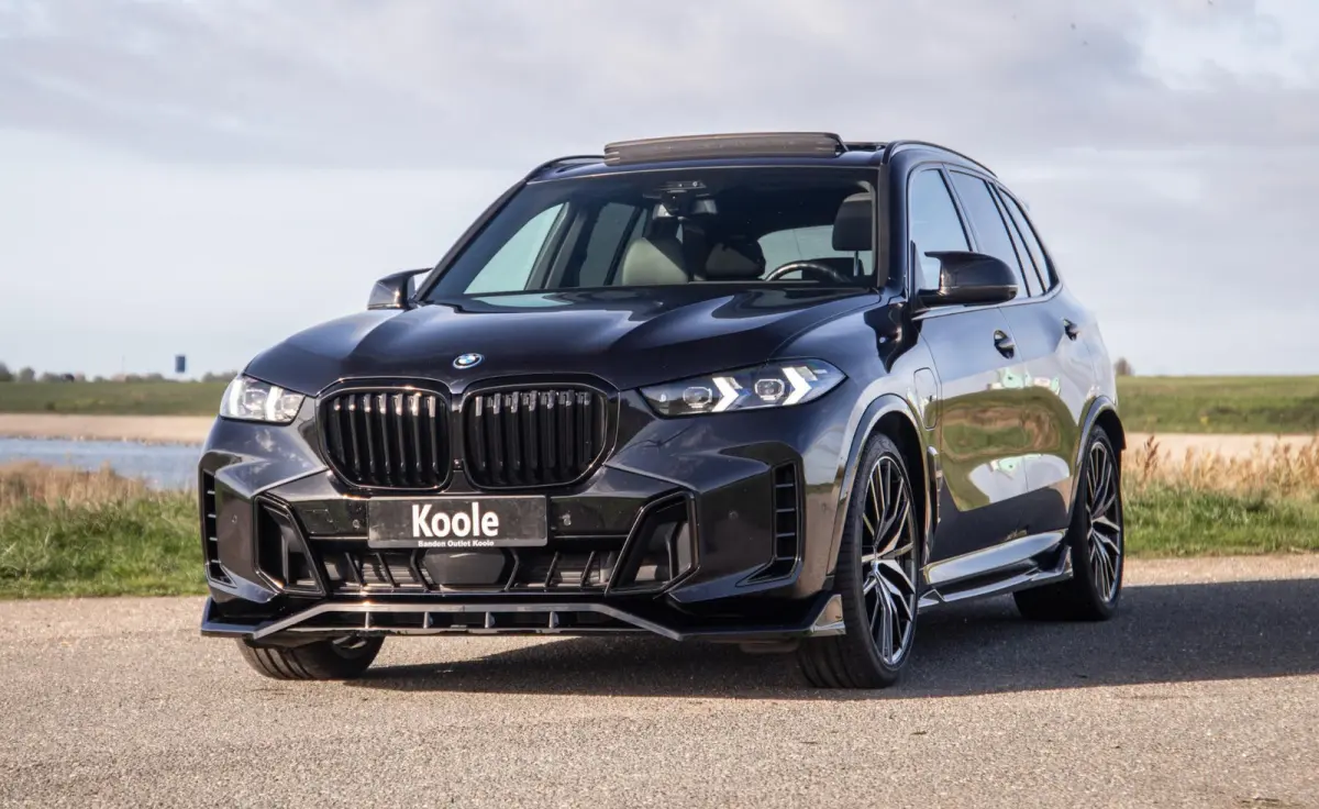 xDrive50e Launch Edition M PAKKET / SKYLOUNCH / TREKHAAK / MAXTON / PANO / HEAD UP / BEKERKOELING / STOEVERWAMRING / DEALER ONDERHOUDEN