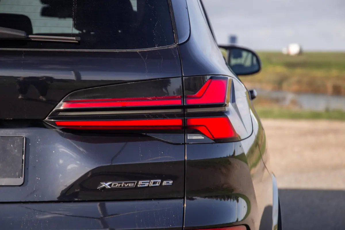 xDrive50e Launch Edition M PAKKET / SKYLOUNCH / TREKHAAK / MAXTON / PANO / HEAD UP / BEKERKOELING / STOEVERWAMRING / DEALER ONDERHOUDEN