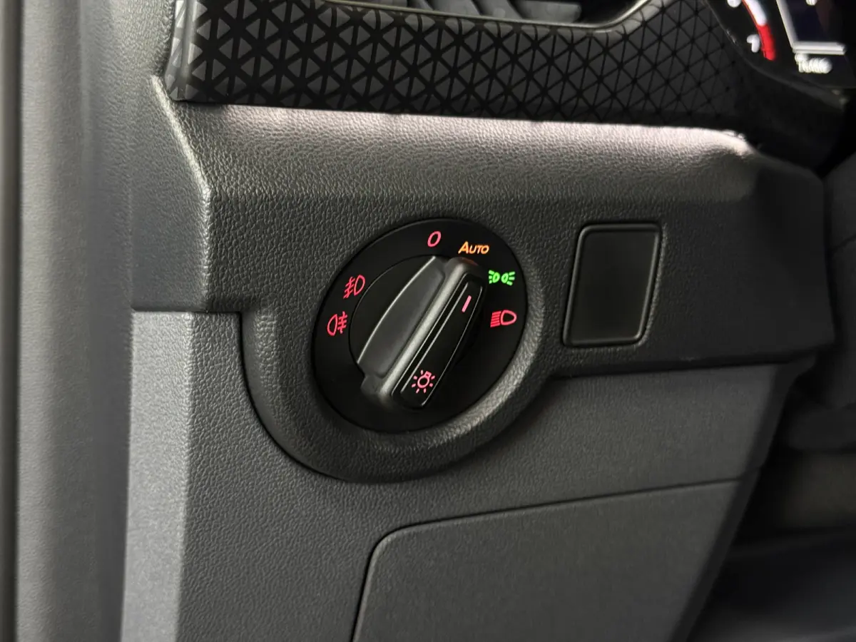 1.0 TSI 115pk DSG Style | Navi | Carplay | 17"| Camera | Led Koplampen | Stoelverwarming | 100% Volkswagen Onderhouden!