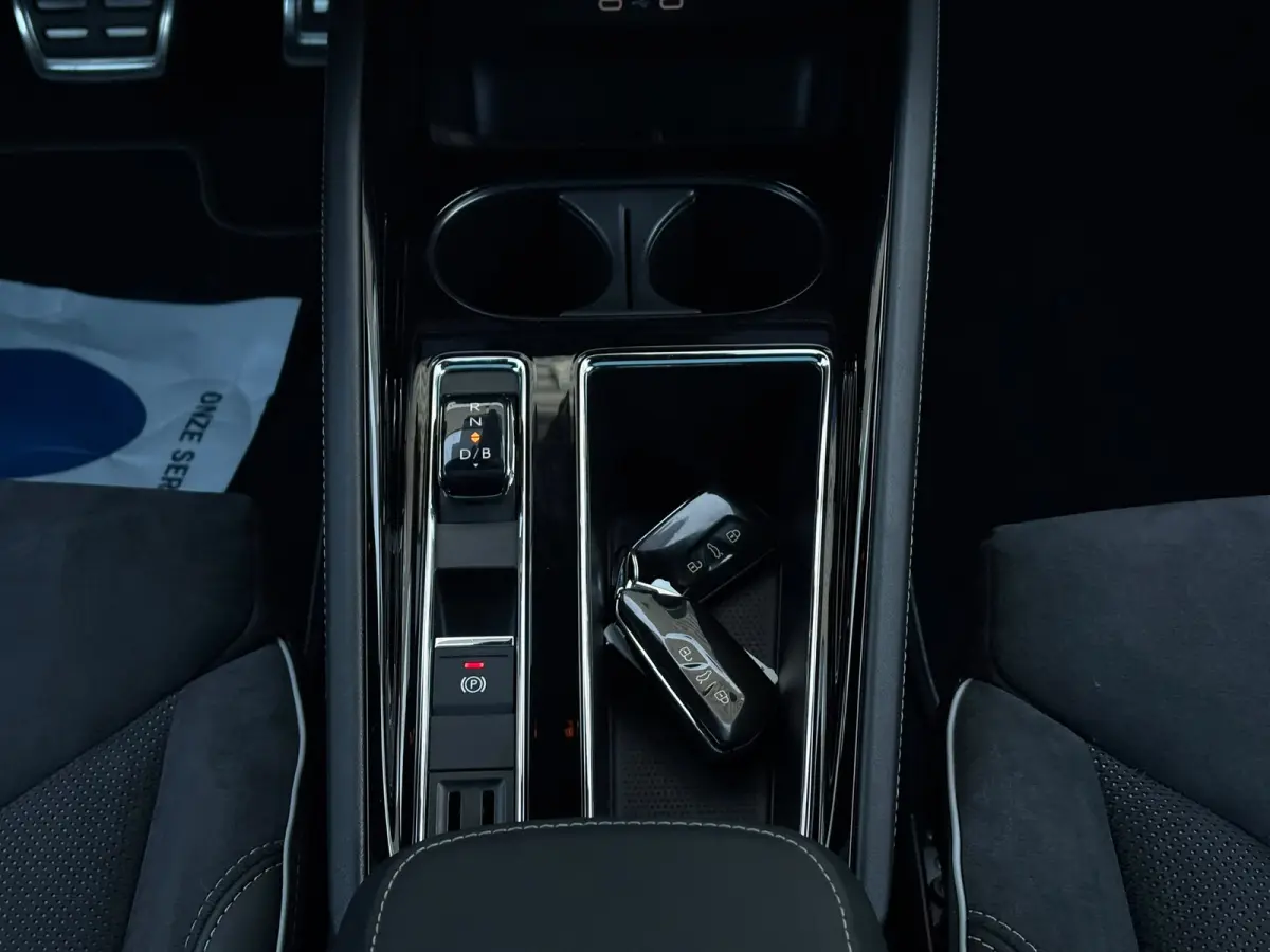 80 Sportline 204 pk | Wegklapbare Trekhaak | Achteruitrijcamera | Apple Carplay |