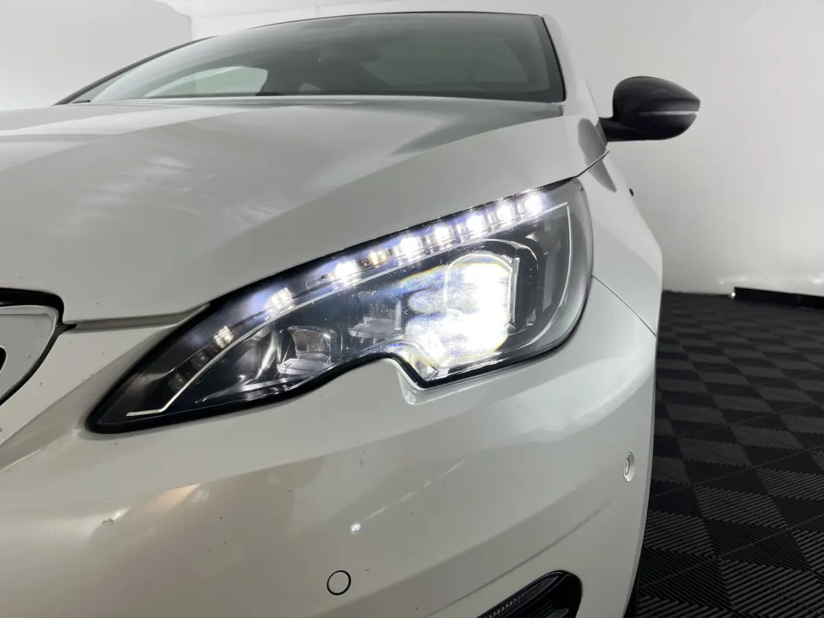 1.2 PureTech GT-line Aut. *PANO | LEATHER-MICROFIBRE | FULL-LED | DENON-AUDIO | BLIND-SPOT | SPORT-SEATS | NAVI-FULLMAP | KEYLESS | DAB | SHIFT-PADDLES | LANE-ASSIST | CAMERA | ECC | CARPLAY