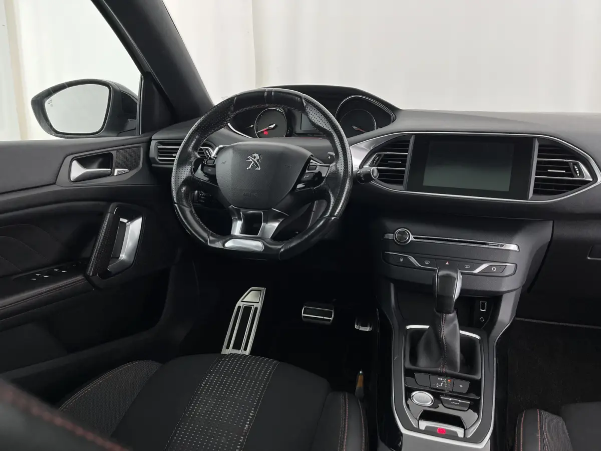 1.2 PureTech GT-line Aut. *PANO | LEATHER-MICROFIBRE | FULL-LED | DENON-AUDIO | BLIND-SPOT | SPORT-SEATS | NAVI-FULLMAP | KEYLESS | DAB | SHIFT-PADDLES | LANE-ASSIST | CAMERA | ECC | CARPLAY