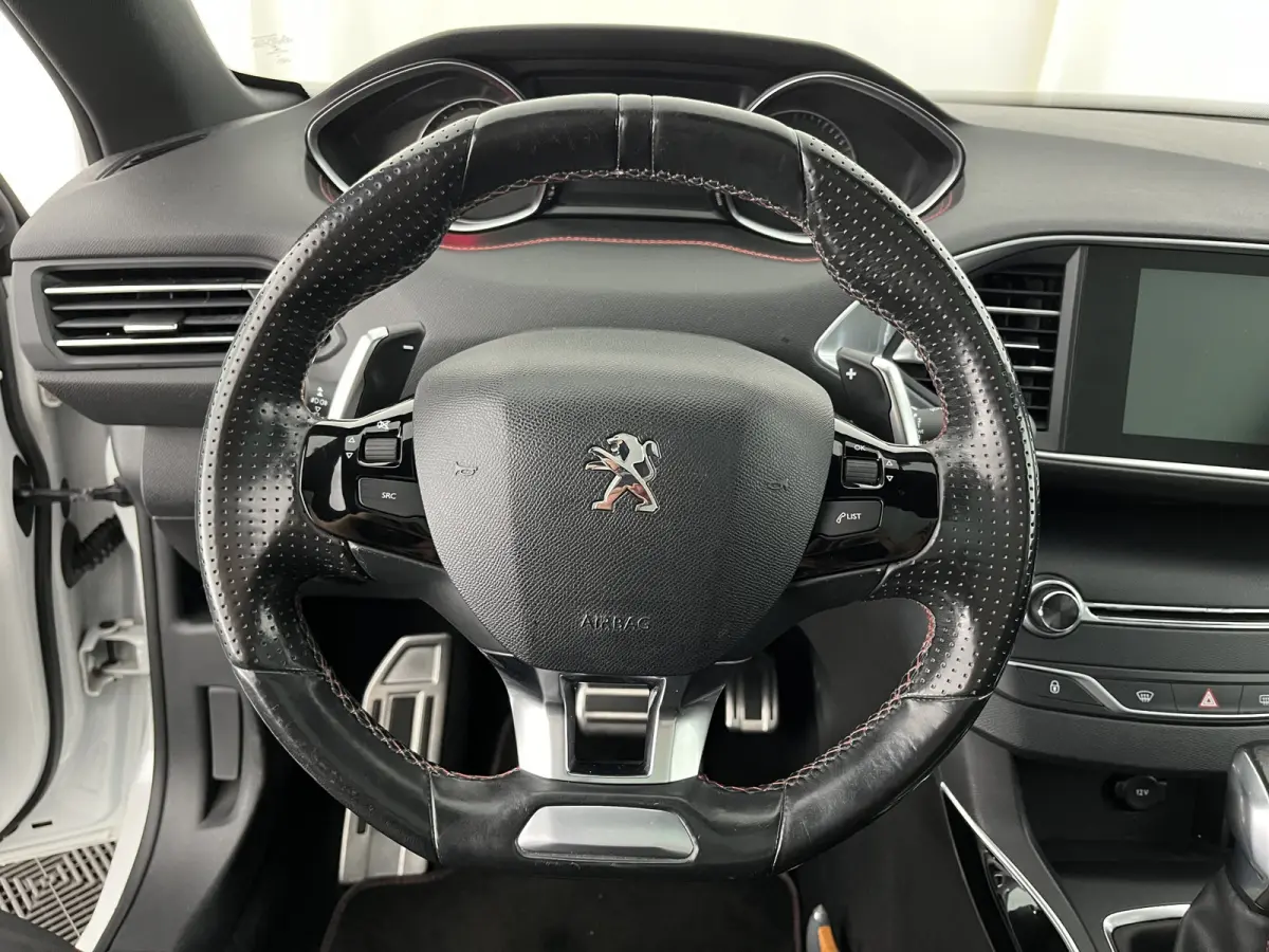 1.2 PureTech GT-line Aut. *PANO | LEATHER-MICROFIBRE | FULL-LED | DENON-AUDIO | BLIND-SPOT | SPORT-SEATS | NAVI-FULLMAP | KEYLESS | DAB | SHIFT-PADDLES | LANE-ASSIST | CAMERA | ECC | CARPLAY