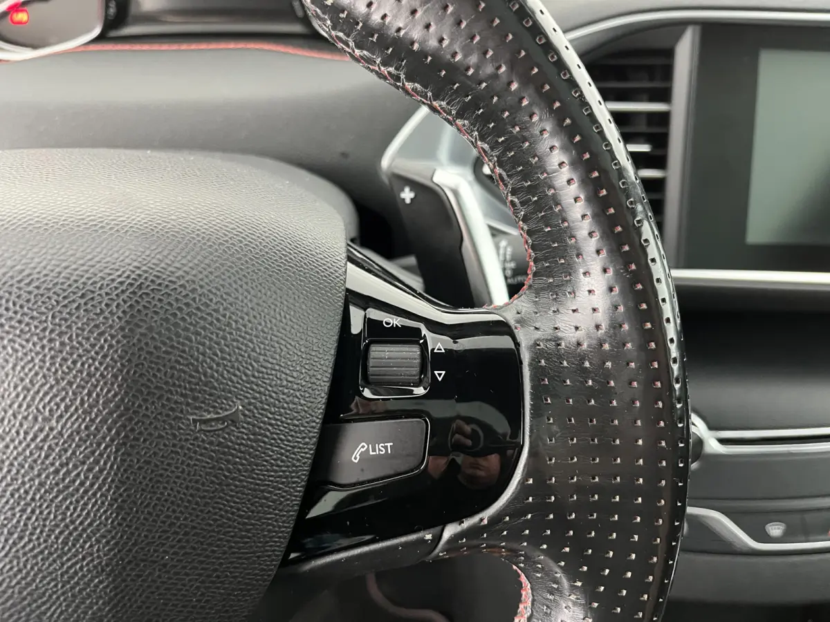 1.2 PureTech GT-line Aut. *PANO | LEATHER-MICROFIBRE | FULL-LED | DENON-AUDIO | BLIND-SPOT | SPORT-SEATS | NAVI-FULLMAP | KEYLESS | DAB | SHIFT-PADDLES | LANE-ASSIST | CAMERA | ECC | CARPLAY