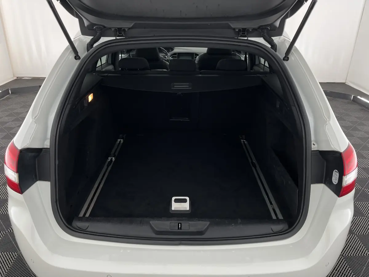 1.2 PureTech GT-line Aut. *PANO | LEATHER-MICROFIBRE | FULL-LED | DENON-AUDIO | BLIND-SPOT | SPORT-SEATS | NAVI-FULLMAP | KEYLESS | DAB | SHIFT-PADDLES | LANE-ASSIST | CAMERA | ECC | CARPLAY