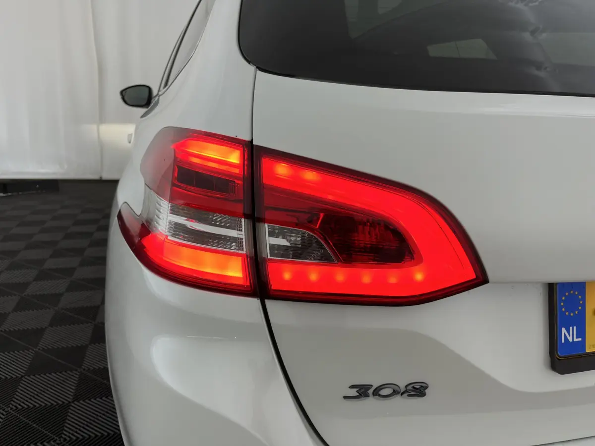1.2 PureTech GT-line Aut. *PANO | LEATHER-MICROFIBRE | FULL-LED | DENON-AUDIO | BLIND-SPOT | SPORT-SEATS | NAVI-FULLMAP | KEYLESS | DAB | SHIFT-PADDLES | LANE-ASSIST | CAMERA | ECC | CARPLAY
