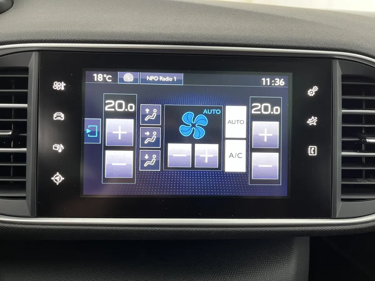 1.2 PureTech GT-line Aut. *PANO | LEATHER-MICROFIBRE | FULL-LED | DENON-AUDIO | BLIND-SPOT | SPORT-SEATS | NAVI-FULLMAP | KEYLESS | DAB | SHIFT-PADDLES | LANE-ASSIST | CAMERA | ECC | CARPLAY