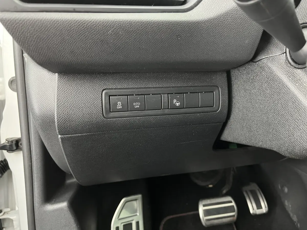 1.2 PureTech GT-line Aut. *PANO | LEATHER-MICROFIBRE | FULL-LED | DENON-AUDIO | BLIND-SPOT | SPORT-SEATS | NAVI-FULLMAP | KEYLESS | DAB | SHIFT-PADDLES | LANE-ASSIST | CAMERA | ECC | CARPLAY