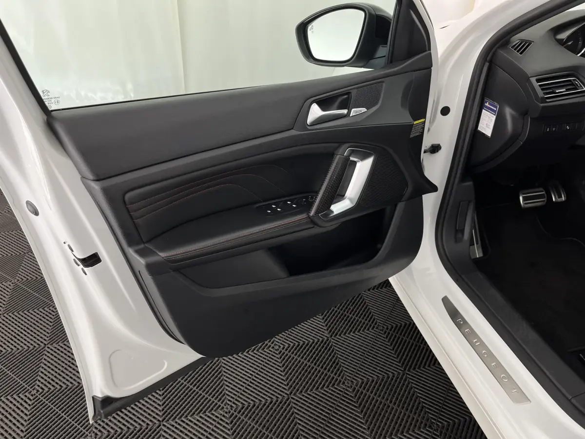 1.2 PureTech GT-line Aut. *PANO | LEATHER-MICROFIBRE | FULL-LED | DENON-AUDIO | BLIND-SPOT | SPORT-SEATS | NAVI-FULLMAP | KEYLESS | DAB | SHIFT-PADDLES | LANE-ASSIST | CAMERA | ECC | CARPLAY