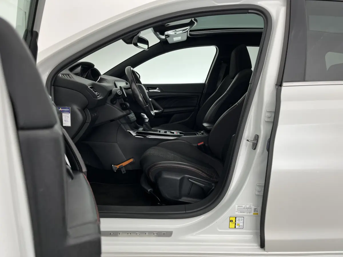 1.2 PureTech GT-line Aut. *PANO | LEATHER-MICROFIBRE | FULL-LED | DENON-AUDIO | BLIND-SPOT | SPORT-SEATS | NAVI-FULLMAP | KEYLESS | DAB | SHIFT-PADDLES | LANE-ASSIST | CAMERA | ECC | CARPLAY