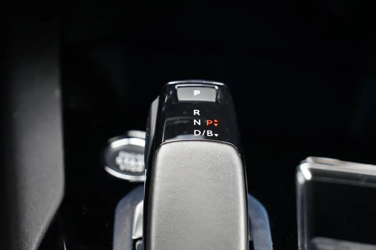 1.6 HYbrid 225 Allure, SOH 96 %, trekh. cam. keyless