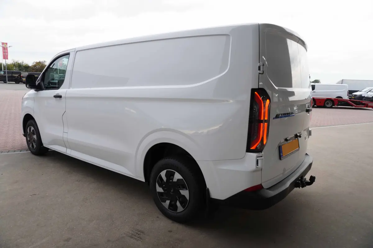 340 L2H1 Trend 71 kWh WLTP 370 km Automaat nr. V006 | Airco | Cruise | Trekhaak |  Apple CP-Android auto