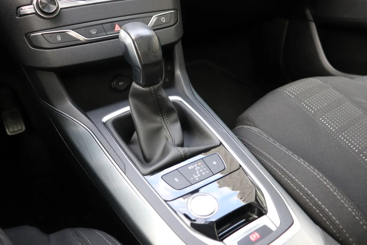 1.2 PureTech Allure. Eerste eigenaar, dealeronderhouden, panoramadak.