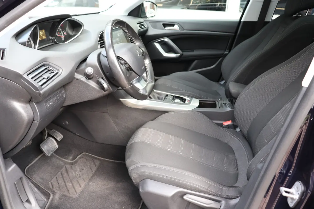 1.2 PureTech Allure. Eerste eigenaar, dealeronderhouden, panoramadak.