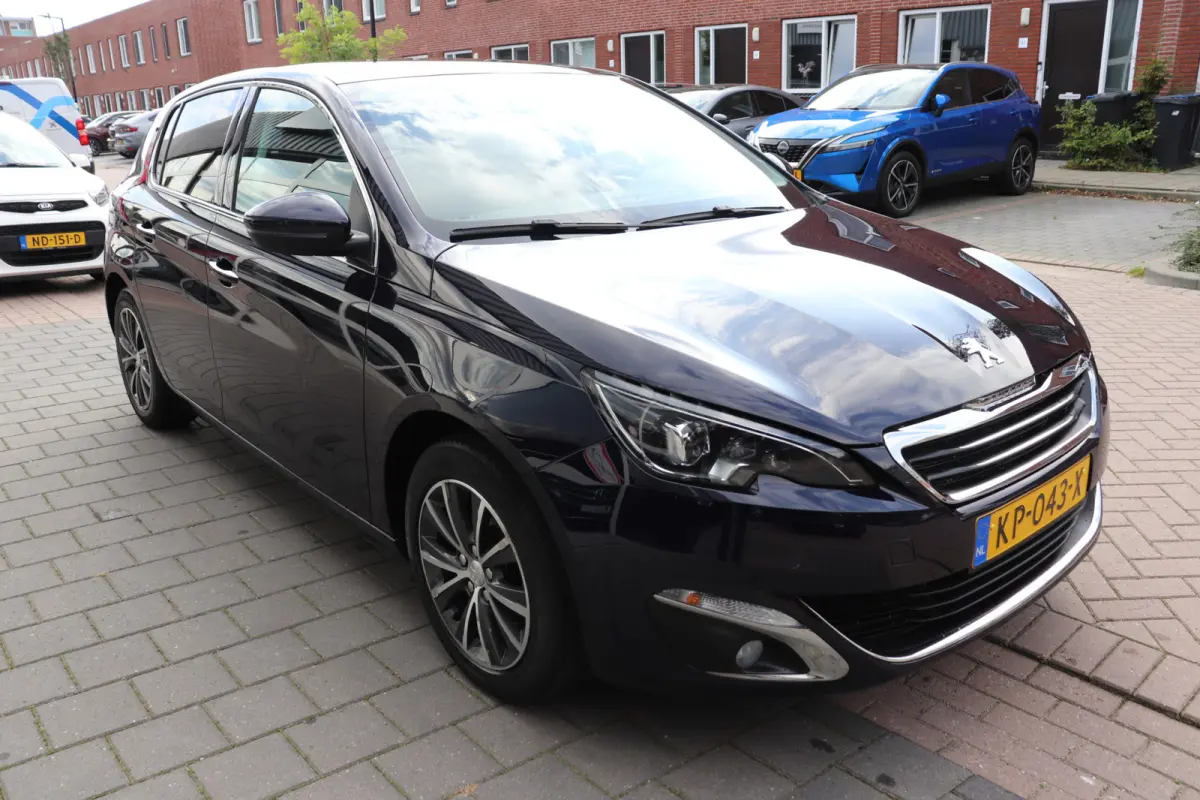 1.2 PureTech Allure. Eerste eigenaar, dealeronderhouden, panoramadak.