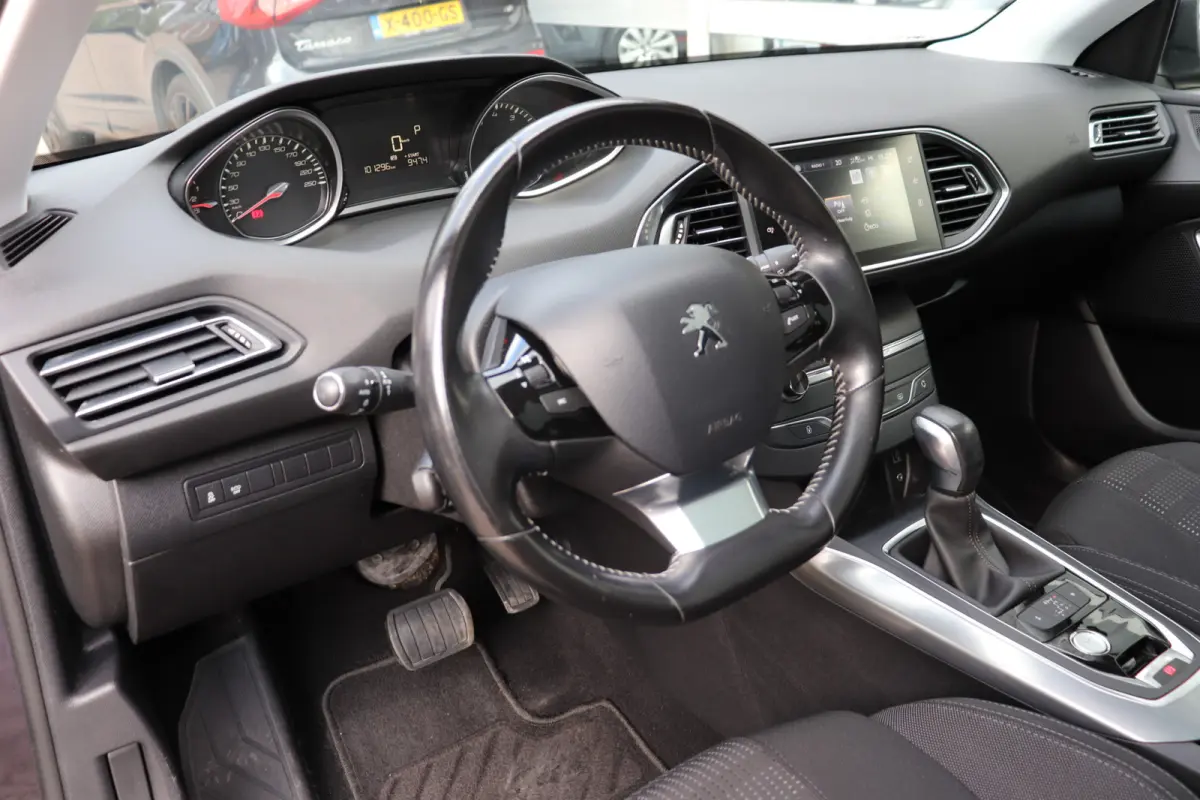 1.2 PureTech Allure. Eerste eigenaar, dealeronderhouden, panoramadak.