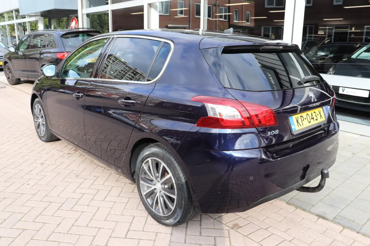 1.2 PureTech Allure. Eerste eigenaar, dealeronderhouden, panoramadak.